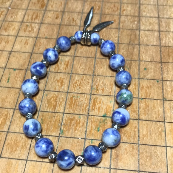 Semiprecious Stone Bead and Aged Silver Feathers Charm 7” Bracelet Elastic EVC - Picture 8 of 10